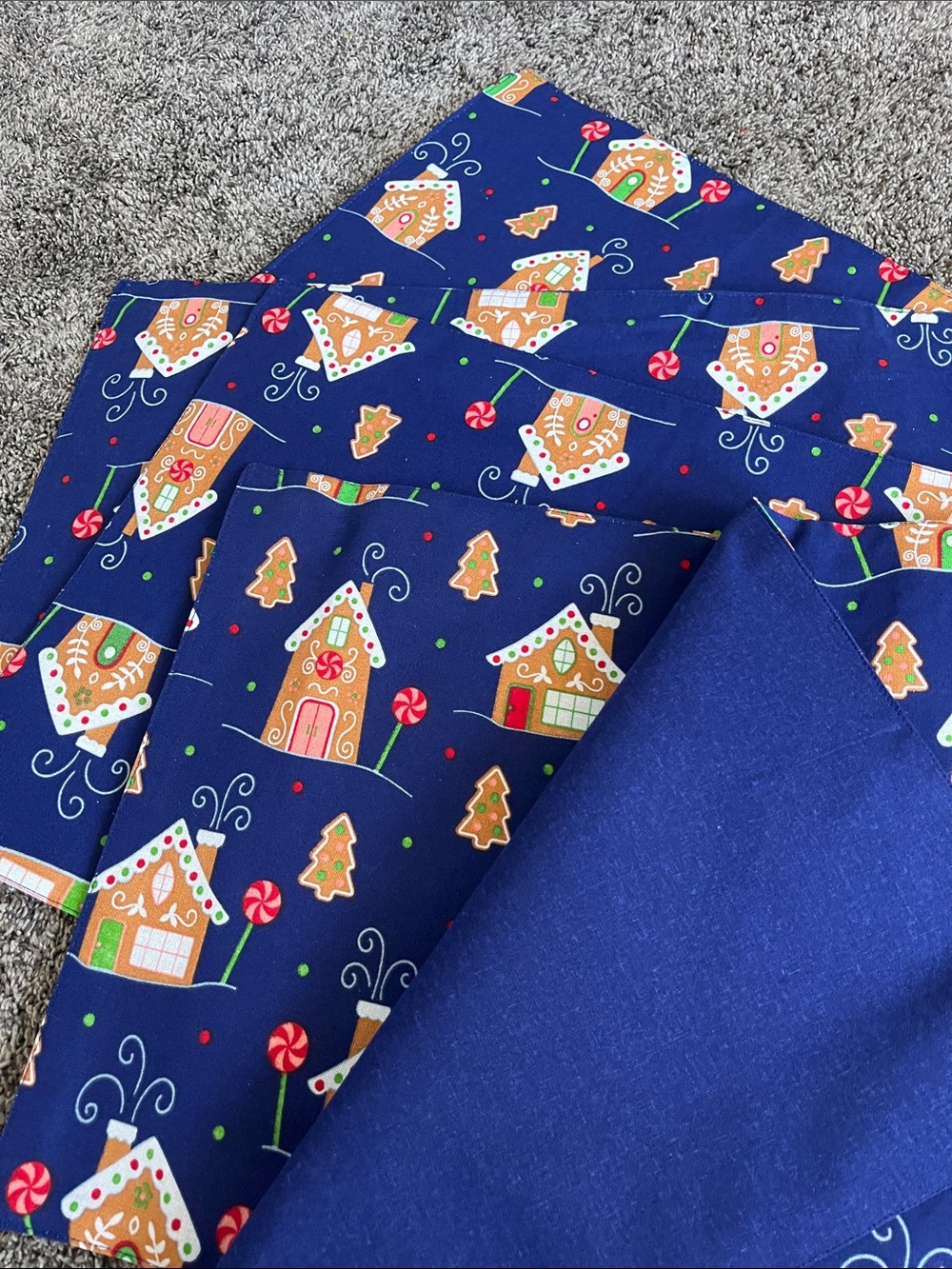 4 placemats and runner. New. QVC - Temptations brand. Cute gingerbread homes!